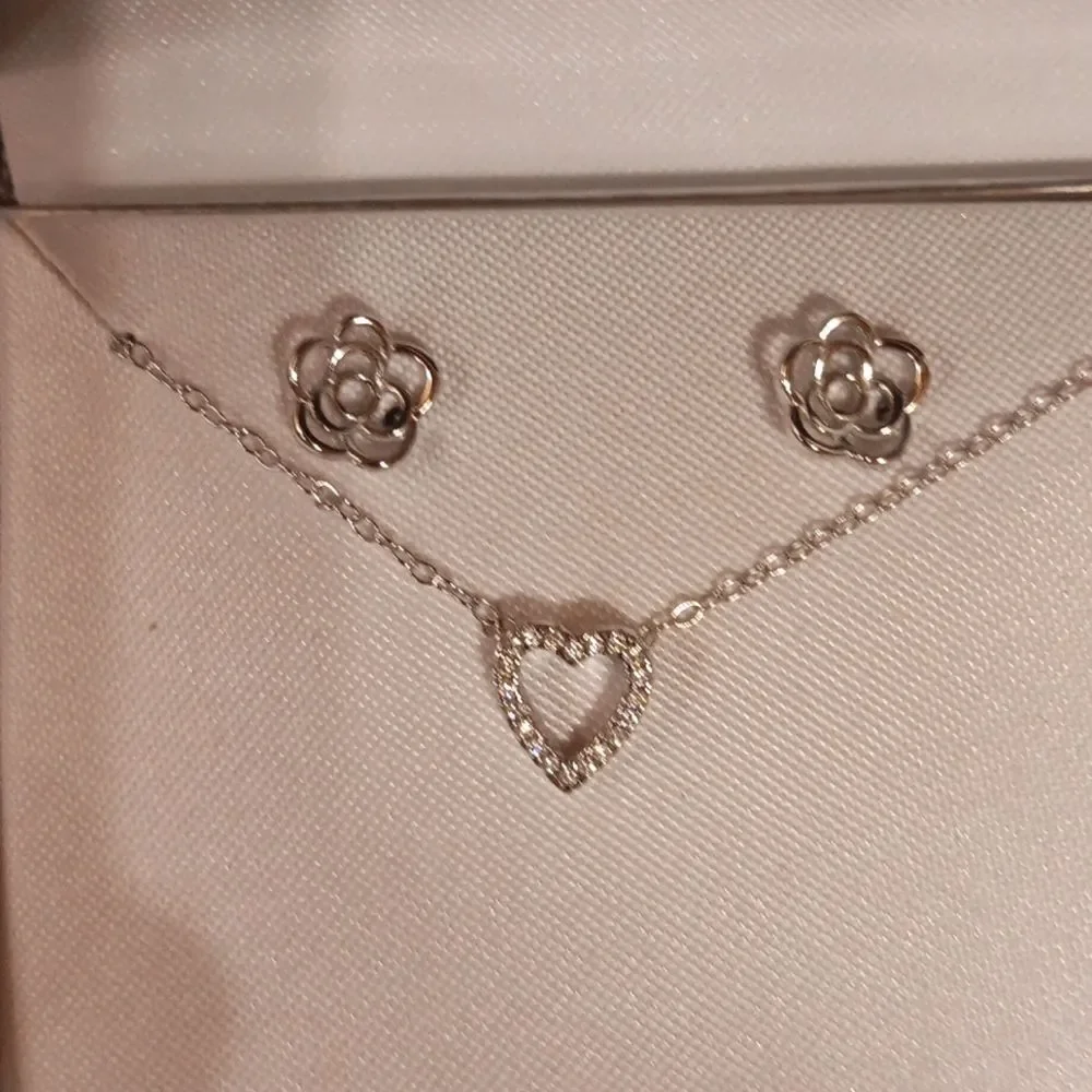NIB Primrose Earring and Necklace Set